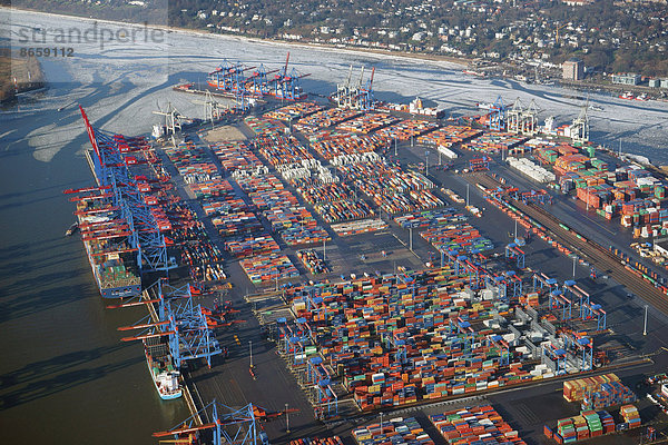 HHLA Containerterminal Burchardkai im Winter mit Eisgang auf der Elbe  Hamburg  Deutschland