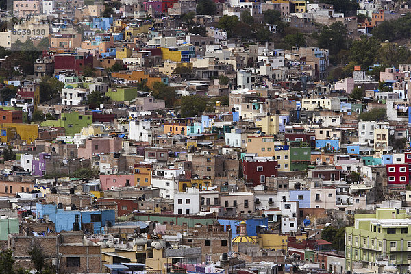 Ein Hang mit farbenfrohen Gebäuden  Guanajuato  Mexiko