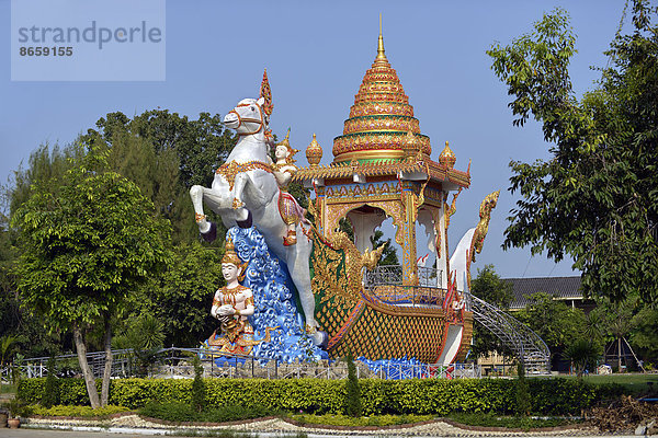 Skulptur  Gottheit auf weißem Pferd  Tempel Wat Chai Chumphon Chana Songkhram oder Wat Tai  Kanchanaburi  Zentralthailand  Thailand