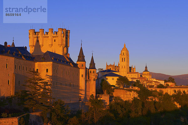 Alcázar Festung und die Kathedrale von Segovia bei Sonnenuntergang  Segovia  Kastilien-León  Spanien