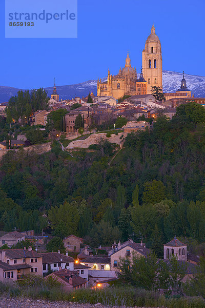 Kathedrale von Segovia bei Sonnenuntergang  Segovia  Kastilien-León  Spanien