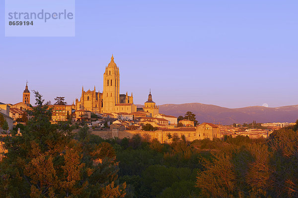 Kathedrale von Segovia bei Sonnenuntergang  Segovia  Kastilien-León  Spanien