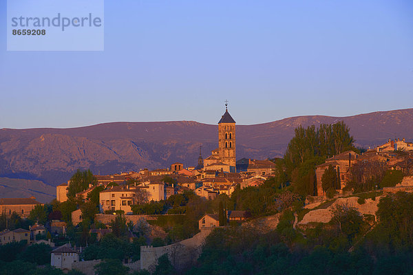 San Esteban Kirche bei Sonnenuntergang  Segovia  Kastilien-León  Spanien