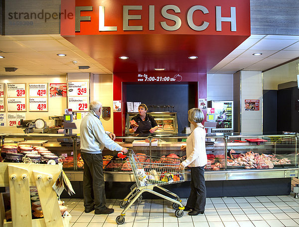 Senior Senioren kaufen Tresen Fleisch Supermarkt