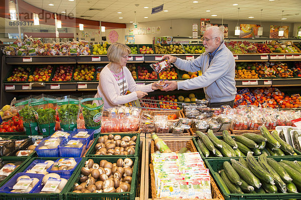 Seniorenpaar beim Einkaufen im Supermarkt  Obst und Gemüse  Deutschland