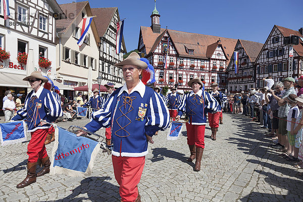 Fanfarenzug beim historischen Festumzug beim Uracher Schäferlauf  Bad Urach  Baden-Württemberg  Deutschland