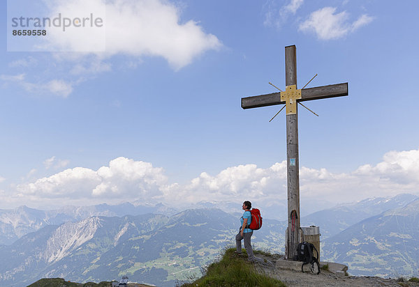 Frau am Gipfelkreuz vom Golmer Joch  Golm  Rätikon  Montafon  Vorarlberg  Österreich