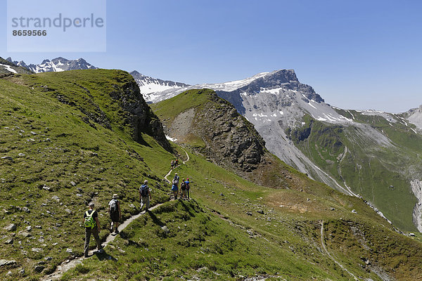 Wanderer auf Schmugglerpfad  Rätschenfluh  Madrisa  Rätikon  Graubünden  Schweiz