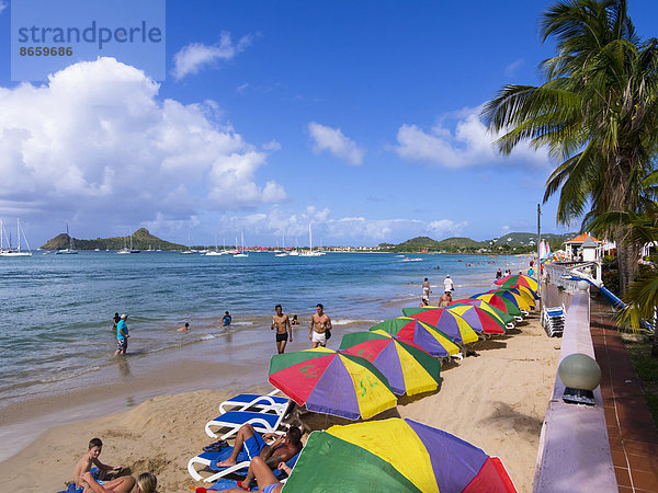 Liegestühle am Strand der Rodney Bay  St. Lucia  Inseln über dem Winde  Kleine Antillen