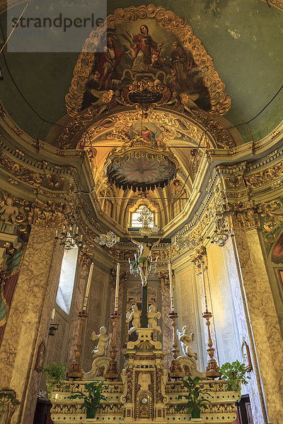 Innenraum der Kirche San Lorenzo mit hölzernem Kruzifix aus dem 15. Jahrhundert  Vallebona  Ligurien  Italien