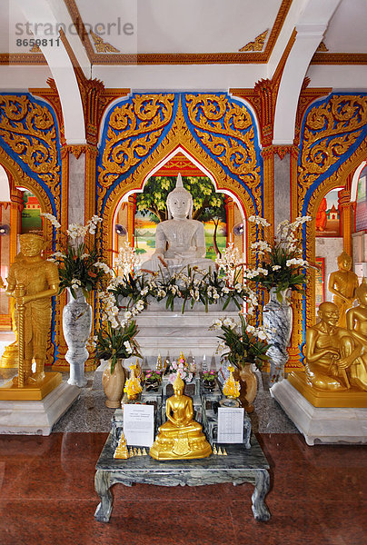 Altar mit prachtvollen Ornamenten im Wat Chalong Tempel  Phuket  Thailand