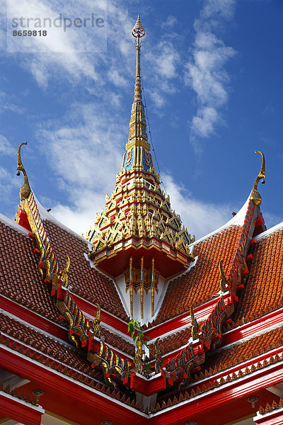 Rotes Pagodendach mit prachtvoll verziertem Turm  Wat Chalong Tempel  Phuket  Thailand