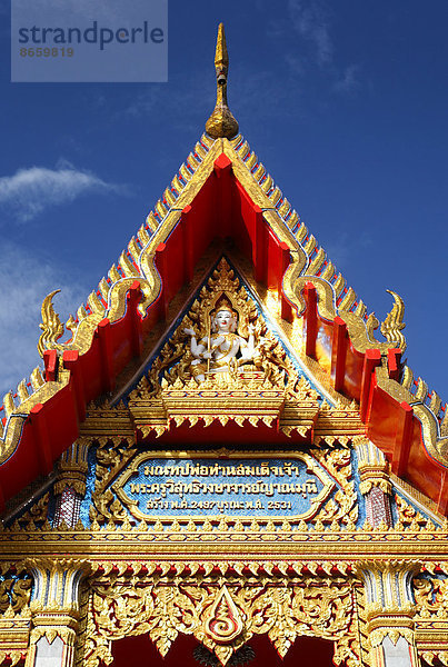 Prachtvoll verzierter Giebel  Wat Chalong Tempel  Phuket  Thailand