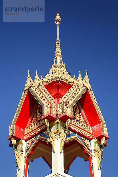 Prachtvolles Pagodendach auf Turm am buddhistischen Wat Chalong Tempel  Phuket  Thailand
