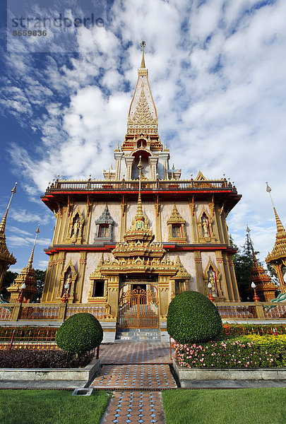 Gartenanlage vor Wat Chalong Tempel  Phuket  Thailand