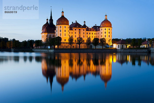 Schloss Moritzburg in der Abenddämmerung  Dresden  Sachsen  Deutschland