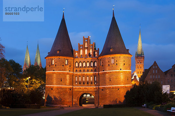 Holstentor bei Nacht  Altstadt  UNESCO-Weltkulturerbe  Hansestadt Lübeck  Schleswig-Holstein  Deutschland