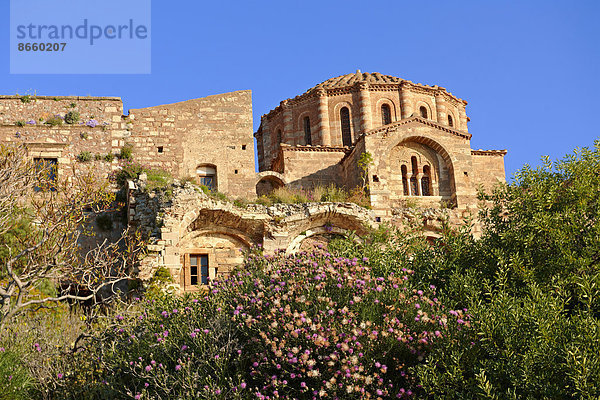 Byzantinisch-orthodoxe Hagia Sophia Kirche  12. Jahrhundert  in den Ruinen der Oberstadt von Monemvasia  Peloponnes  Griechenland
