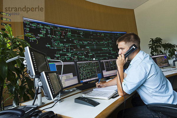 Ingenieur an seinem Arbeitsplatz im Transmission Control Center  TCC  des Übertragungsnetzbetreibers 50Hertz  Neuenhagen  Brandenburg  Deutschland