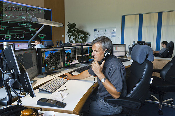 Schichtleiter Hans-Peter Polzer an seinem Arbeitsplatz im Transmission Control Center  TCC  des Übertragungsnetzbetreibers 50Hertz  Neuenhagen  Brandenburg  Deutschland