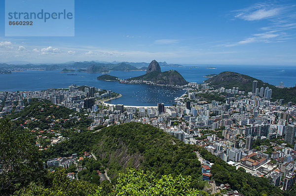 Ausblick von der Cristo Redentor Christus-Statue über Rio de Janeiro mit dem Zuckerhut  Brasilien