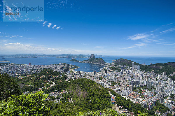 Ausblick von der Cristo Redentor Christus-Statue über Rio de Janeiro mit dem Zuckerhut  Brasilien