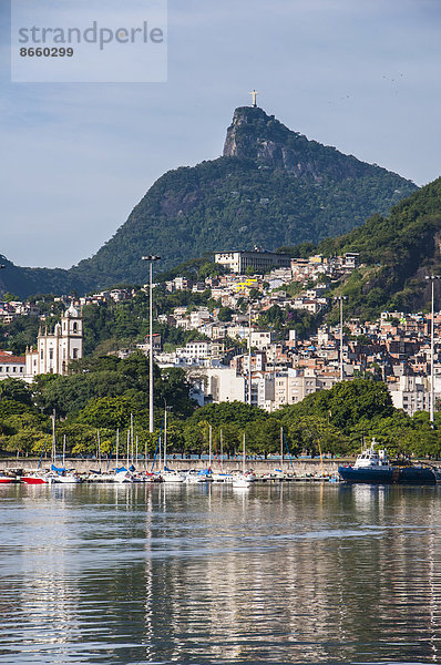 Cristo Redentor Christus-Statue mit Rio de Janeiro vorne  Rio de Janeiro  Brasilien
