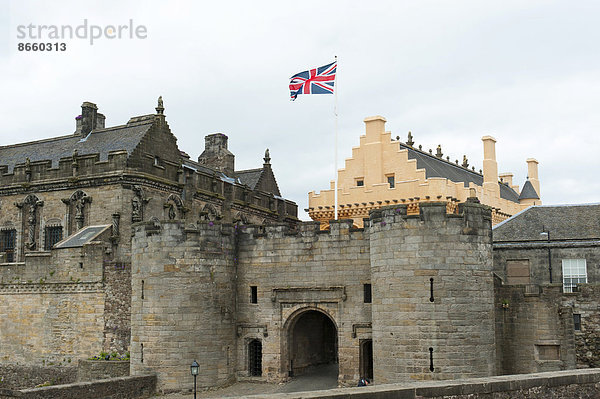 Stirling Castle  Great Hall und Eingangstor mit Union Jack Fahne  Stirling  Schottland  Großbritannien