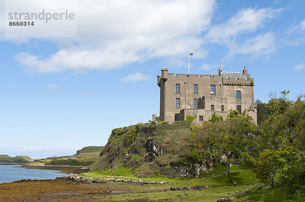 Dunvegan Castle am Loch Dunvegan  Stammsitz Clan McLeod  Duirinish  Innere Hebriden  Insel Skye  Schottland  Großbritannien