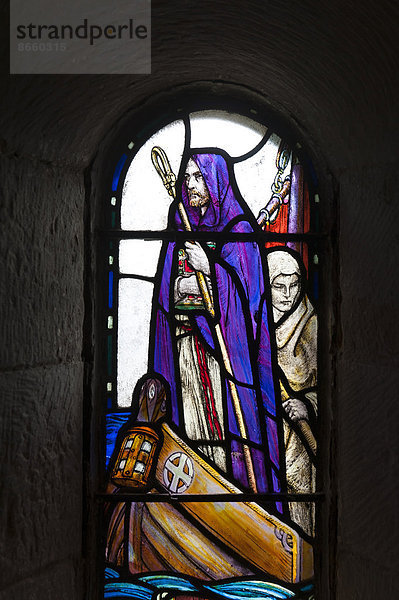 Buntes Glasfenster  Heiliger Columban von Iona  irischer Mönch und Missionar Schottlands  St. Margaret's Chapel  Edinburgh Castle  Edinburgh  Schottland  Großbritannien