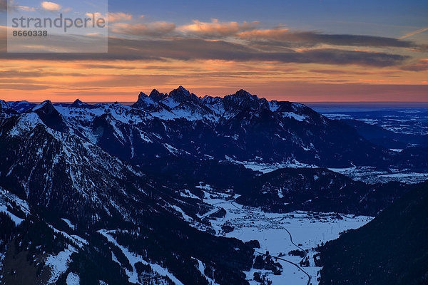 Gipfel der Tannheimer Berge bei Sonnenuntergang  Berwang  Außerfern  Tirol  Österreich
