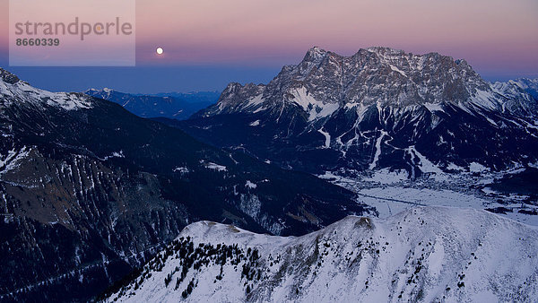 Gipfel der Zugspitze mit Vollmond während blauer Stunde  Berwang  Außerfern  Tirol  Österreich