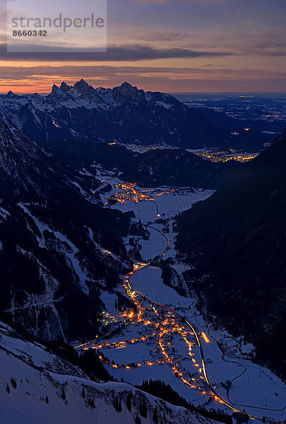 Heiterwanger Tal  Zwischentoren mit Tannheimer Bergen in der Abenddämmerung  Berwang  Außerfern  Tirol  Österreich