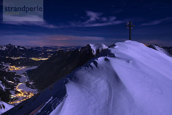 Gipfel der Bleispitze bei Sternenhimmel  Berwang  Außerfern  Tirol  Österreich