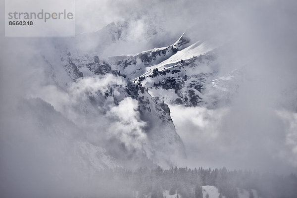 Felsige Winterlandschaft mit Wolken  Pfronten  Ostallgäu  Allgäu  Bayern  Deutschland