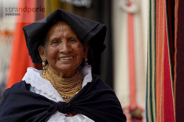 Marktfrau mit Ecuadorianischer Tracht  Quito  Ecuador  Südamerika