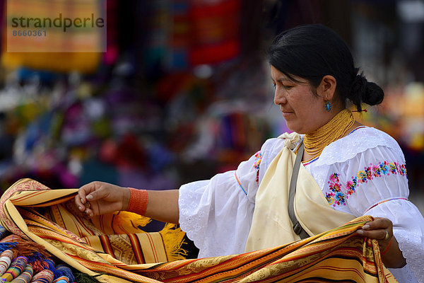 Marktfrau mit Stoffen  Quito  Ecuador  Südamerika