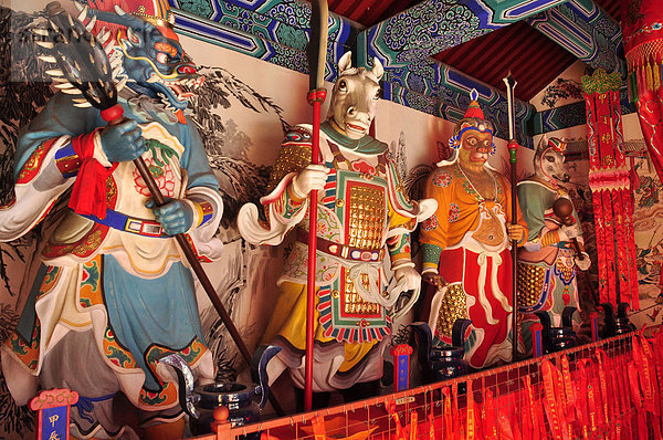 Figuren im Inneren eines Tempels  Chinesische Mauer  Juyongguan  Peking  China