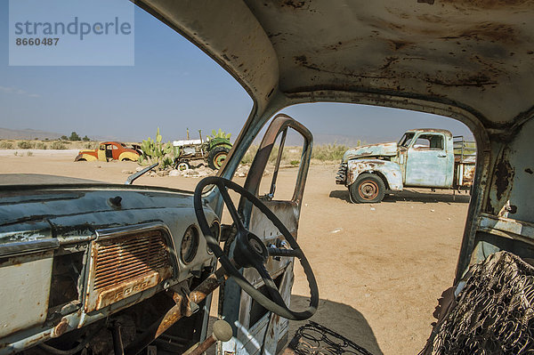 Ausblick aus einem Autowrack  Solitaire  Region Khomas  Namibia