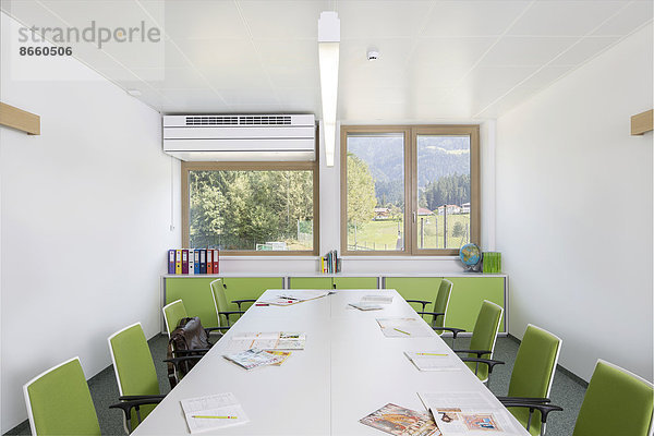 Lehrerkonferenzraum einer Volksschule  Reit im Alpbachtal  Tirol  Österreich