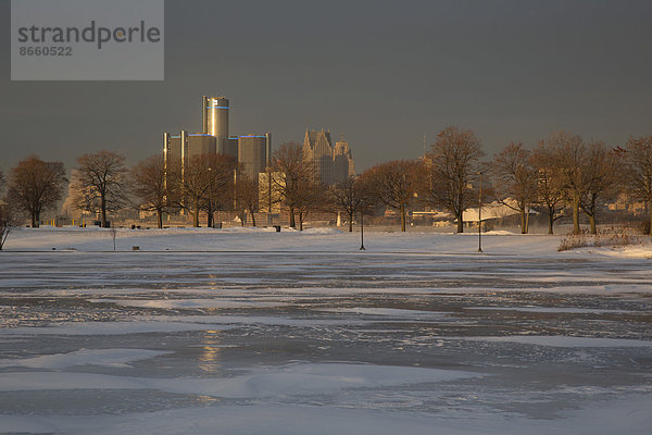 Stadtteil Downtown Detroit von Belle Isle  ein Stadtpark in der Mitte des Detroit River  mit der zugefrorenen Scott Fountain Lagune vorne  Detroit  Michigan  USA