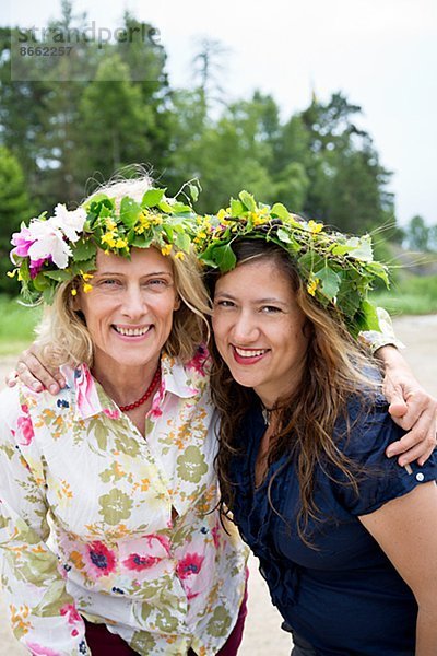 Blume  Blumenkranz  Kranz  Kleidung  Tochter  Södermanland  Nyköping  Mutter - Mensch  Erwachsener  Schweden