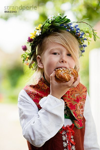Brötchen  essen  essend  isst  Kostüm - Faschingskostüm  Mädchen  Zimt  Schweden