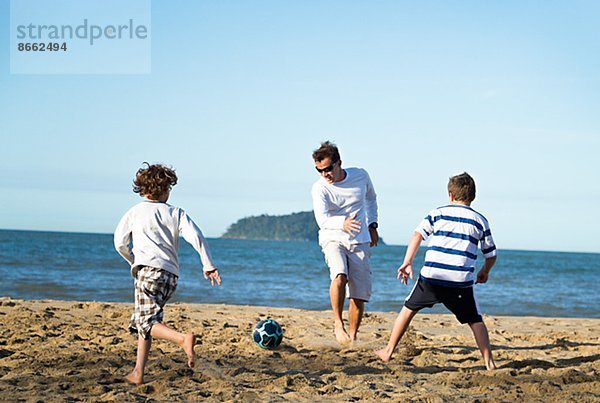 Spiel  Strand  Junge - Person  Menschlicher Vater  Fußball