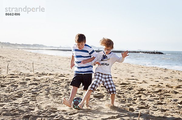 Spiel  Strand  Junge - Person  2  Fußball