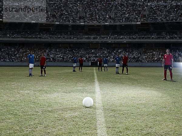 Fußball auf dem Feld sitzend