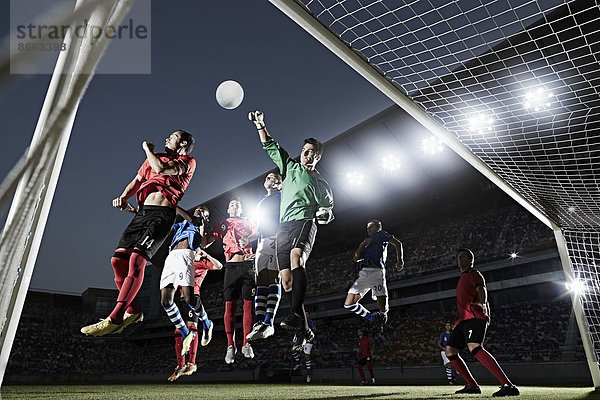 Fußballspieler verteidigen das Tor