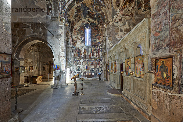 Innenaufnahme mit Wandgemälden  orthodoxes Kloster Pitareti  Tetri Zqaro  Niederkartlien  Georgien
