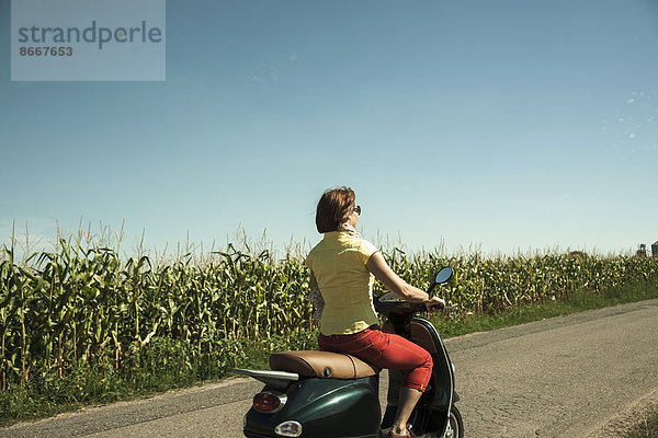 Frau fährt auf einem Roller