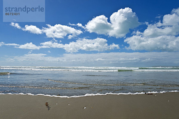 Strand mit Quellwolken  Mahanga  Mahia Halbinsel  Region Hawkes Bay  Nordinsel  Neuseeland